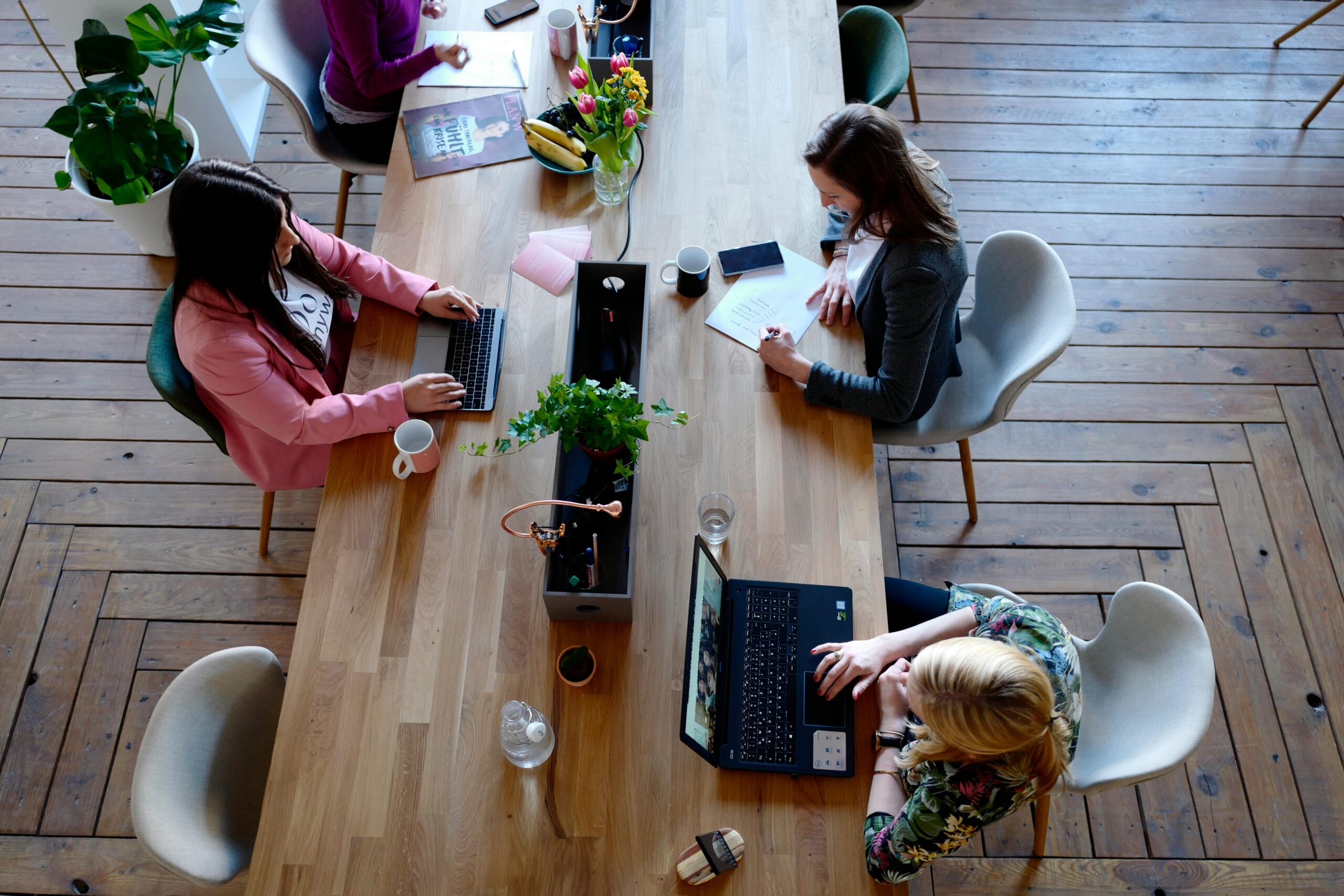 A confident business leader in a coaching session, engaged in conversation with a mentor.